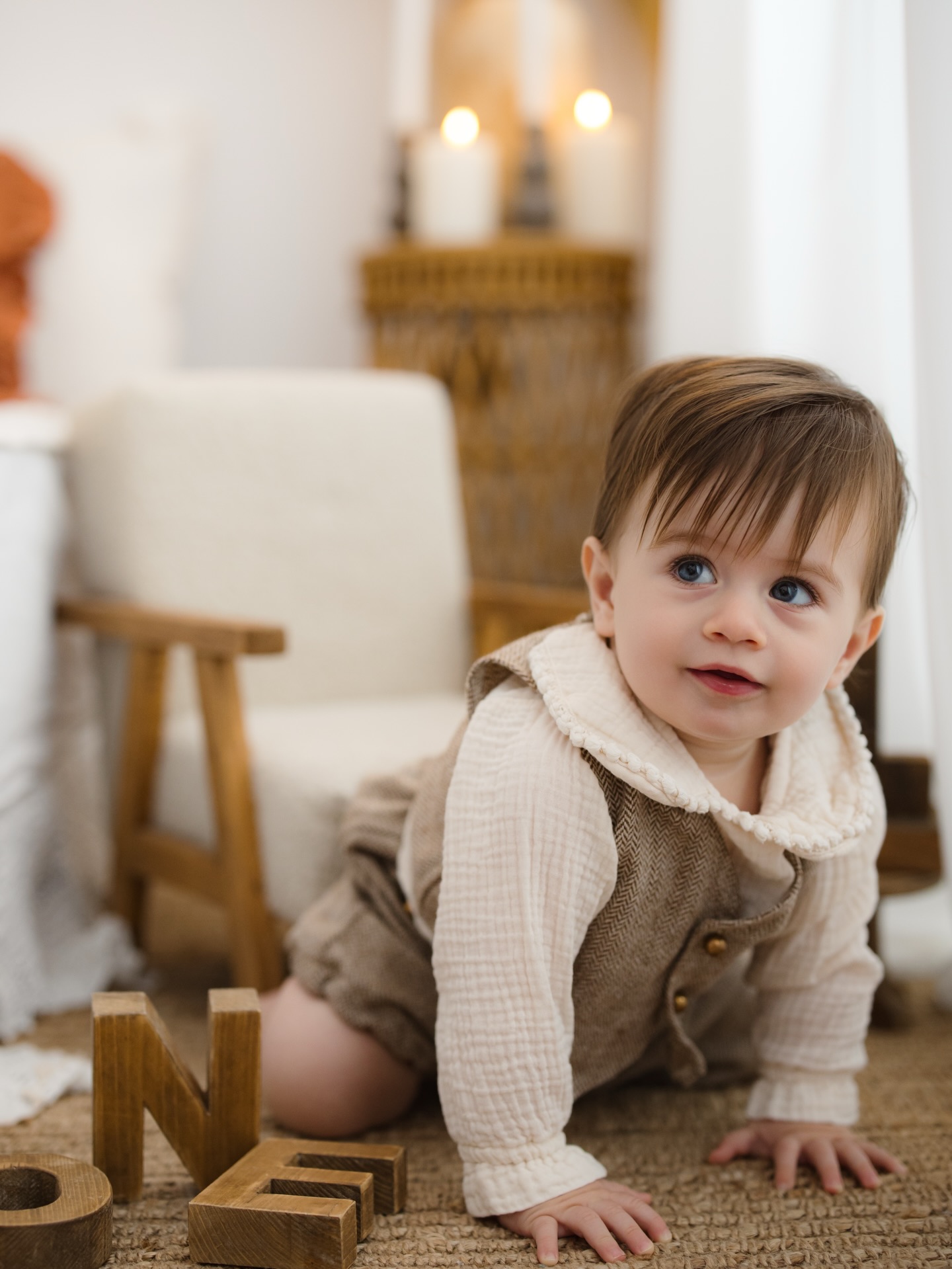Primul an din viața unui copil este o poveste plină de descoperiri, zâmbete și pași mici spre o lume mare.
Ședințele foto de 1 an sunt despre joacă, curiozitate și emoțiile sincere dintre copil și familie. Nu urmăresc doar o fotografie frumoasă, ci acele momente reale: o privire timidă, o explozie de râs, o îmbrățișare caldă.

Peste ani, aceste imagini devin amintiri neprețuite – o întoarcere în timp la momentul în care micuțul vostru a împlinit primul an de viață.