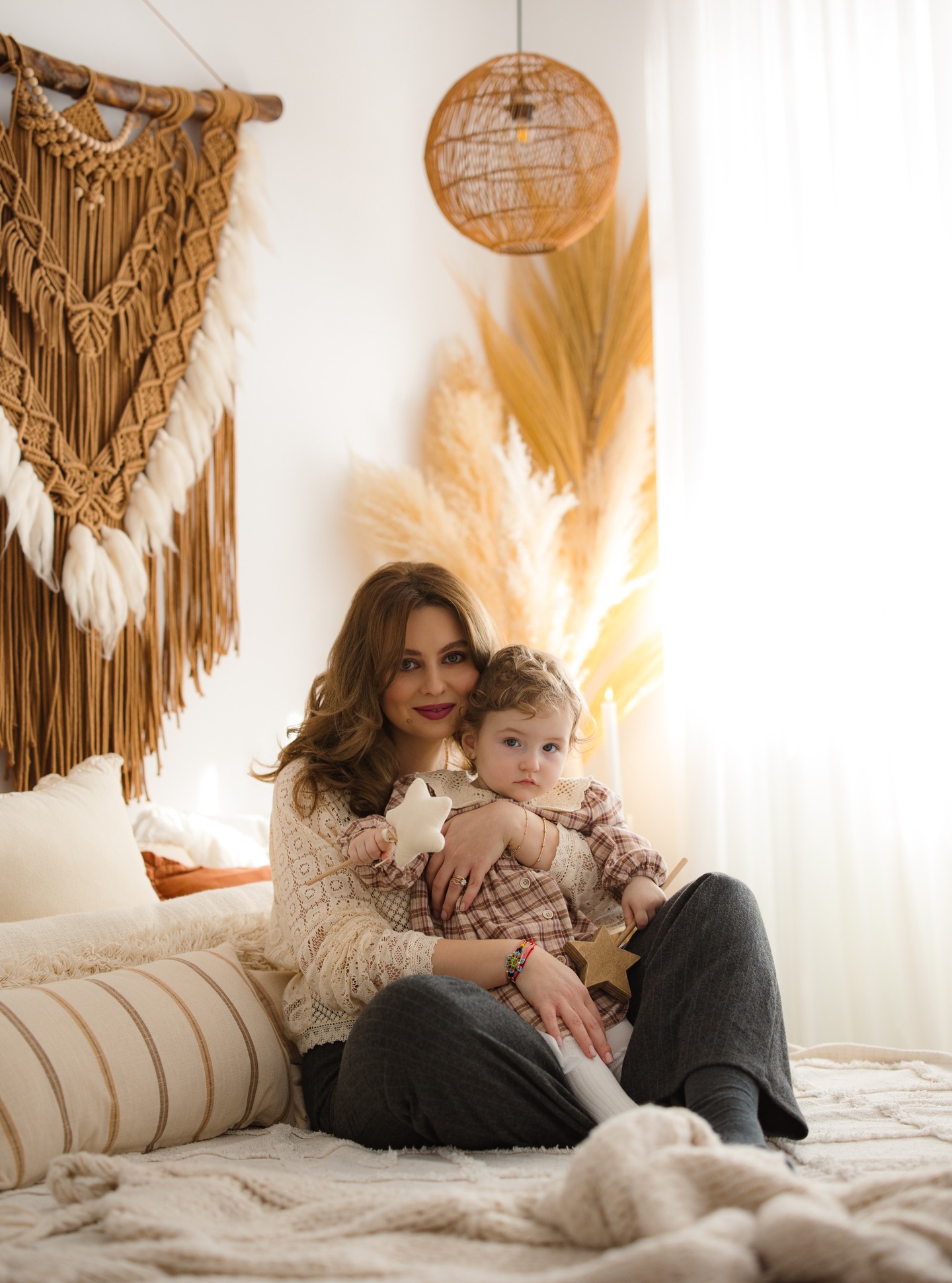 Sedintele aniversare de 1 anisor sunt create cu grija pentru a surprinde exact aceasta etapa magica-zambetele sincere, pasii nesiguri si privirile lor curioase. 
Fiecare decor este ales cu delicatete, in tonuri calde si naturale pentru a pune in valoare frumusetea autentica a copilului tau.
Fara graba, fara presiune-doar joaca, rasete si momente reale.☀️
Lasa-mi un mesaj in privat si hai sa cream impreuna o sedinta exact asa cum o visezi-calda, autentica si plina de emotie.