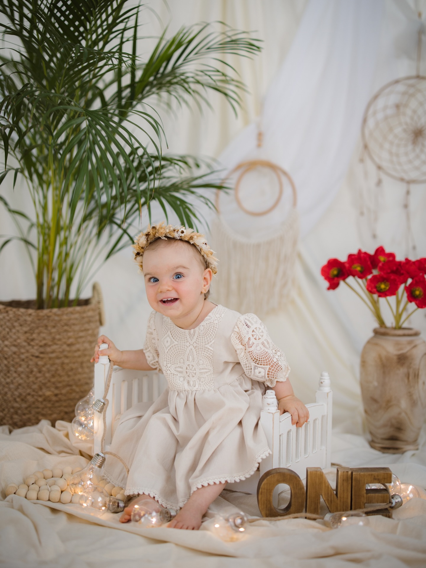 Primul an din viața micuțului tău este plin de descoperiri, emoții și momente speciale. Sărbătorește această etapă unică cu o ședință foto aniversară în studio, gândită special pentru a surprinde bucuria, curiozitatea și zâmbetul sincer al bebelușului tău.
Haideti sa transformăm prima aniversare într-o amintire prețioasă pe care o veți păstra mereu aproape de suflet.🌼