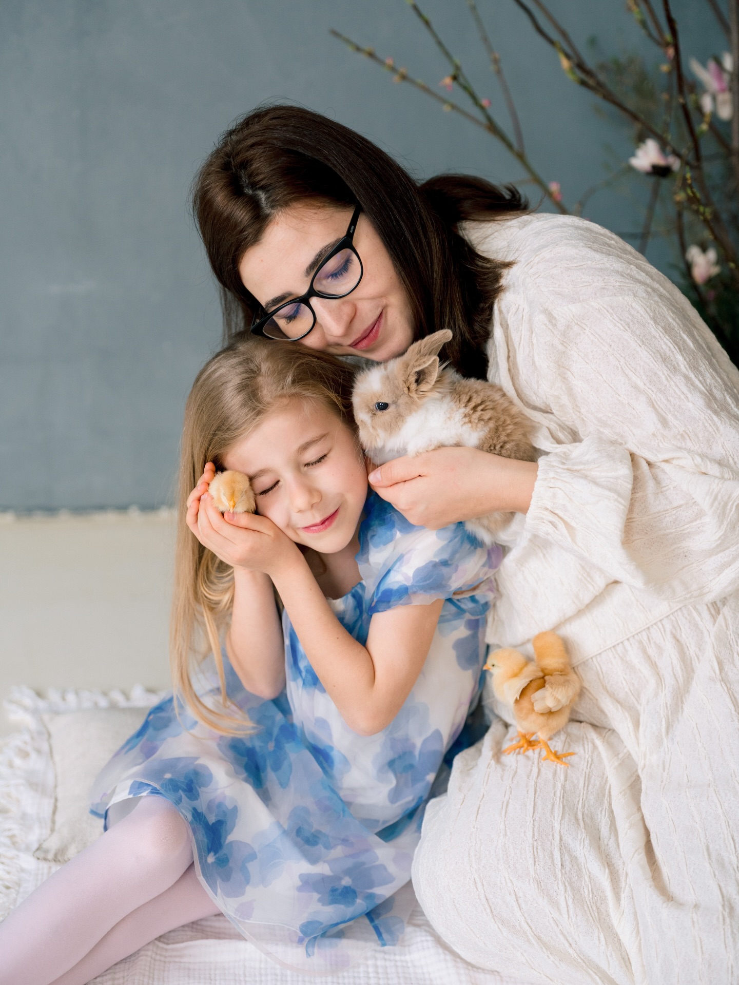 Lumina blândă, liniștea și acele momente simple care spun cele mai frumoase povești… 🌿✨

Pentru mine, fotografia înseamnă exact asta: emoție, naturalețe și conexiune.

În această perioadă specială, va doresc să incetiniti, să va bucurati de cei dragi și să simtiti cu adevărat magia momentelor mici.

Paște fericit, plin de lumină, iubire și amintiri prețioase! 🤍🐣