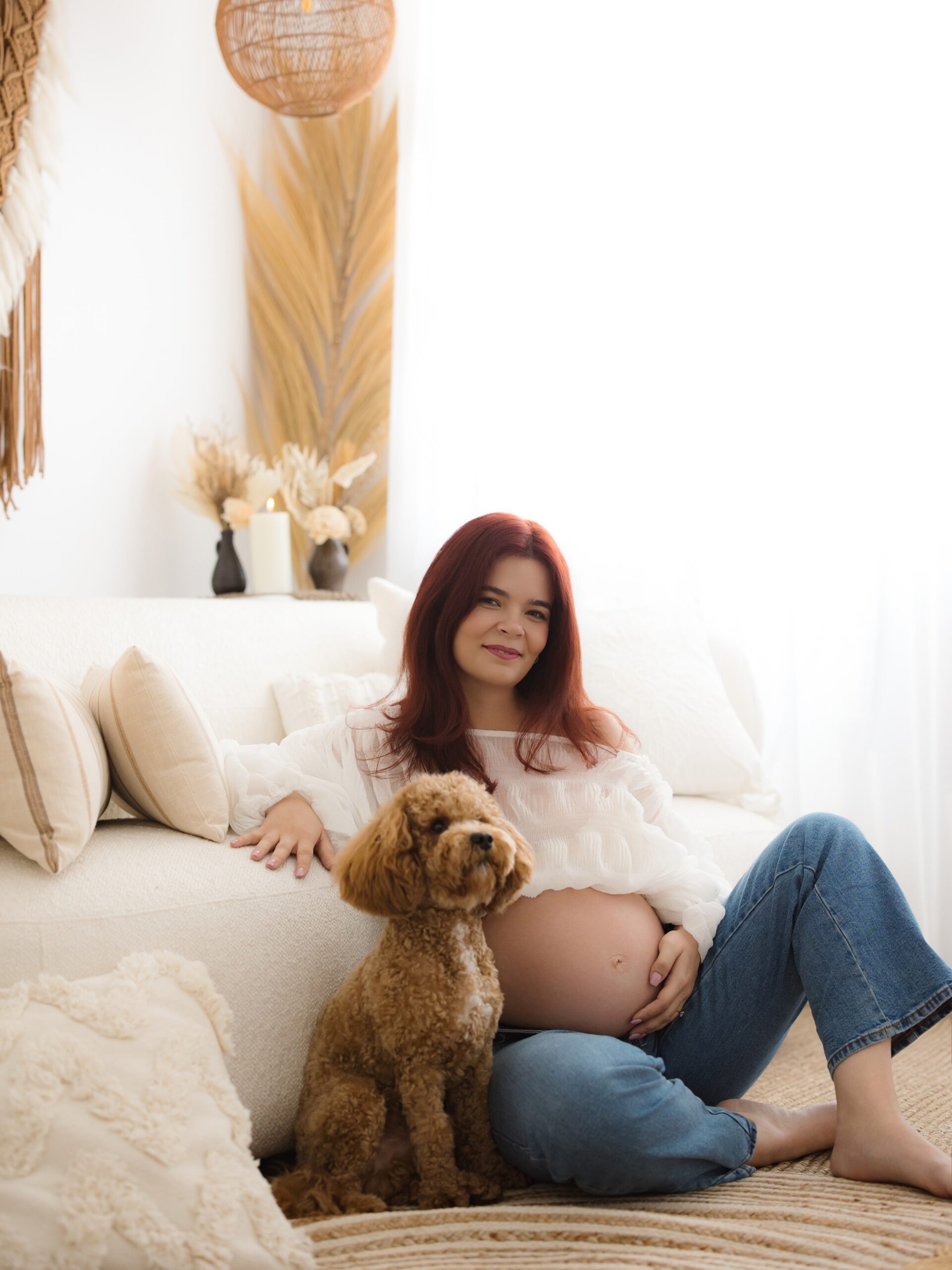 Pentru că familia înseamnă și lăbuțe 🐾🤍 La ședințele foto de maternitate, și patrupezii sunt bineveniți – mai ales cei de talie mică și cuminți. Ei fac parte din povestea voastră, din iubirea care crește și din amintirile pe care le păstrăm împreună. Pentru că înainte de venirea bebelușului, ei au fost deja primul vostru „copilaș” 🥹✨