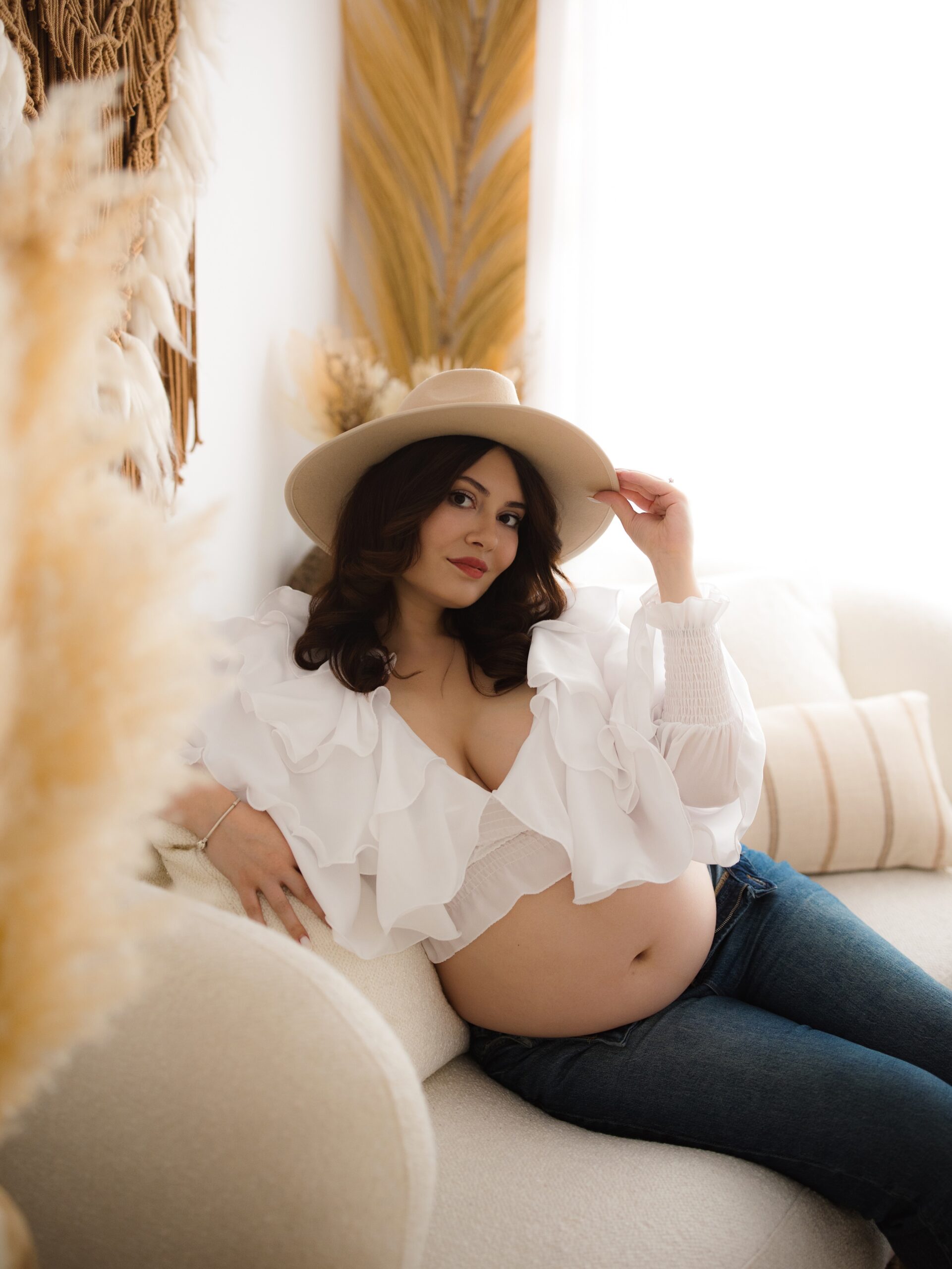 Uneori, cele mai frumoase fotografii sunt cele in care te simti pur si simplu tu, fara prea multe artificii.
La studio, mamicile gasesc 2 decoruri lifestyle, in stil boho, create pentru cadre naturale, relaxate si pline de emotie. Lumina naturala, texturile calde si atmosfera cozy transforma fiecare fotografie intr-o amintire care spune o poveste.
Iar pentru ca fiecare mamica sa se simta frumoasa si increzatoare, avem si o multime de tinute atent alese, potrivite pentru diferite stiluri si siluete. ✨
Fie ca iti doresti fotografii delicate si atemporale sau cadre mai relaxate, cu vibe de „acasa”, la studio le putem imbina pe toate intr-o sedinta care sa te reprezinte.
Tu vii cu emotia, iar eu ma ocup de restul.🤎